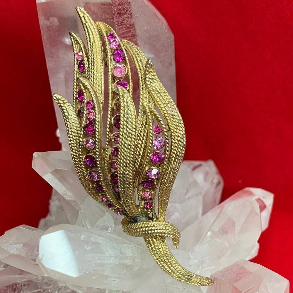 Gorgeous Textured Blades pin w/Fuchsia Crystals in Antique Gold plate